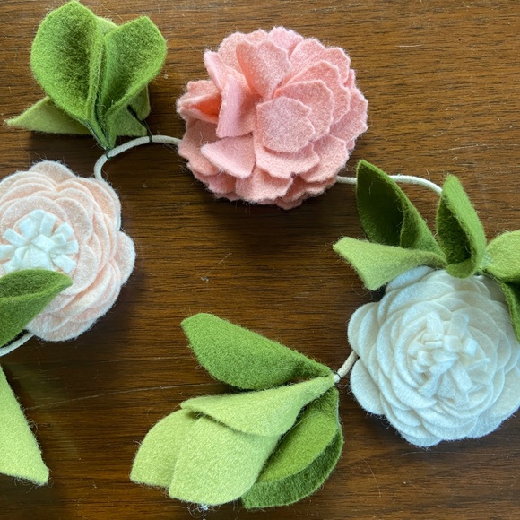 Handmade Wool Felt Flower Garland - Picture 2 of 4